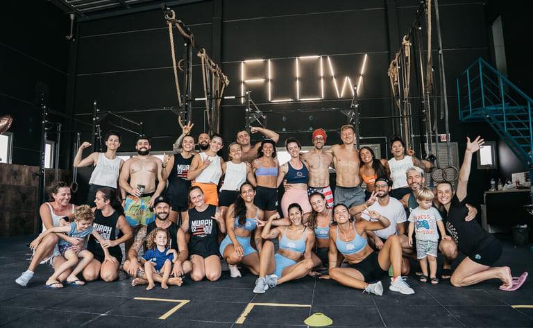 Comunidade do CrossFit Morro das Pedras reunida no box em Florianópolis.