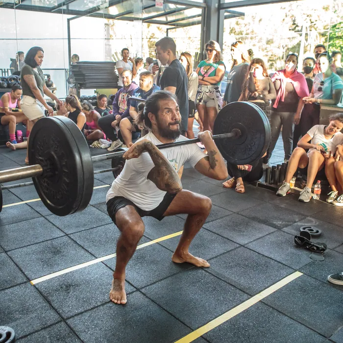 Aluno executando agachamento frontal com barra no CrossFit Morro das Pedras.