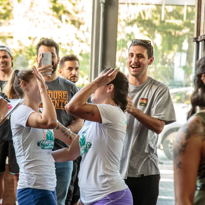Alunos comemorando durante atividade interna no CrossFit Morro das Pedras.