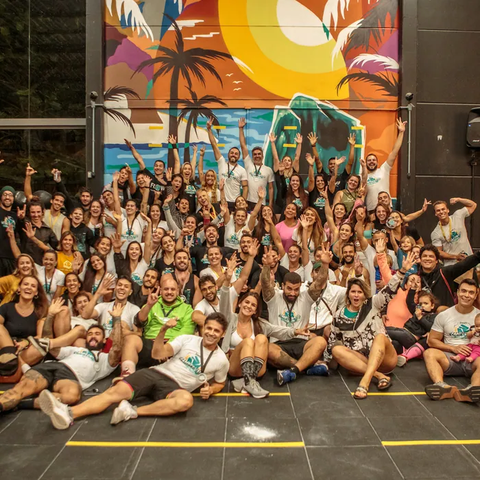 Comunidade de alunos do CrossFit Morro das Pedras reunida dentro do box em Florianópolis.