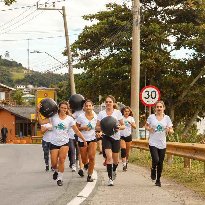 Grupo de alunos correndo na rua durante treino do CrossFit Morro das Pedras.