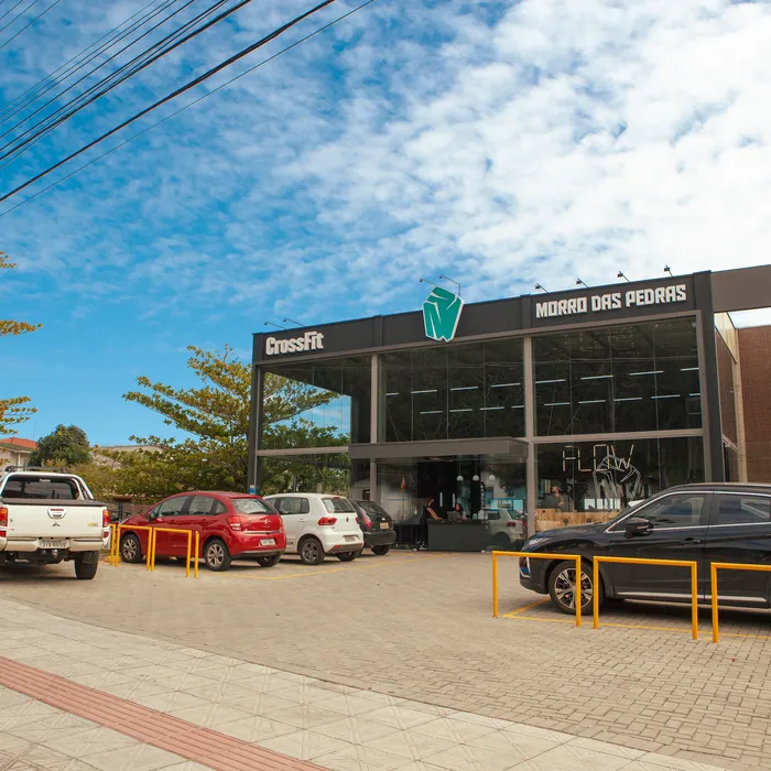 Fachada do CrossFit Morro das Pedras em Florianópolis, com estacionamento próprio em frente ao box.