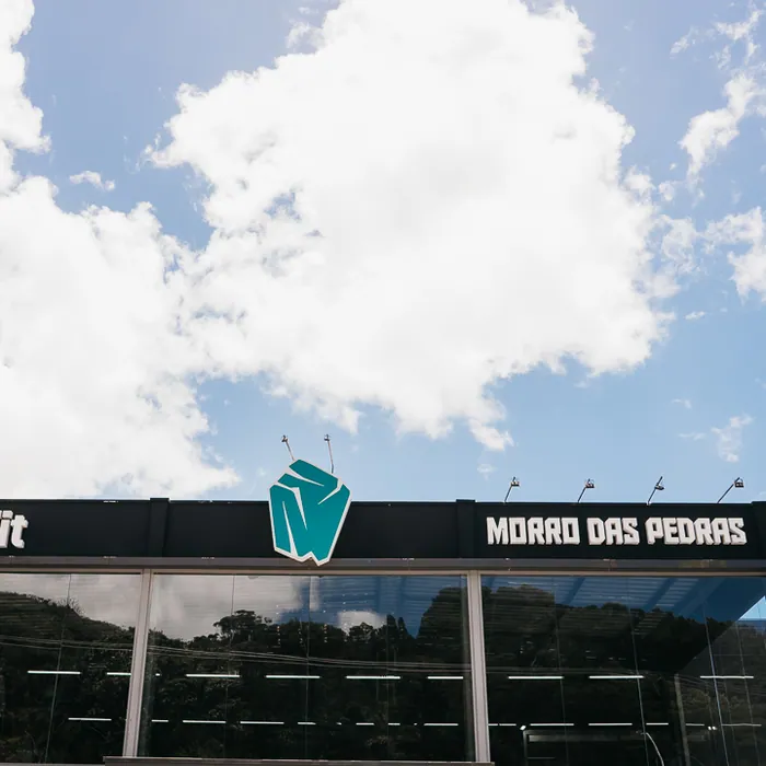 Letreiro do CrossFit Morro das Pedras em Florianópolis sob o céu azul.