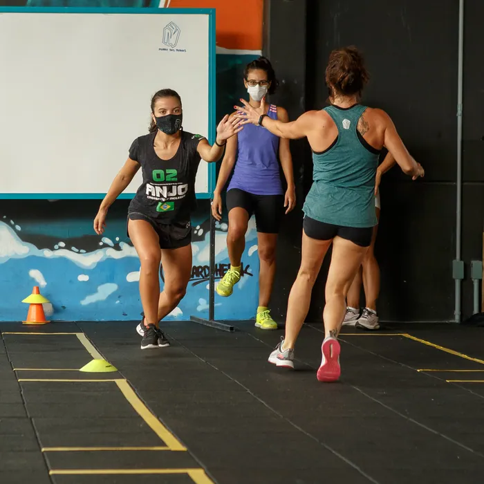 Alunas comemorando juntas o fim do treino no CrossFit Morro das Pedras.