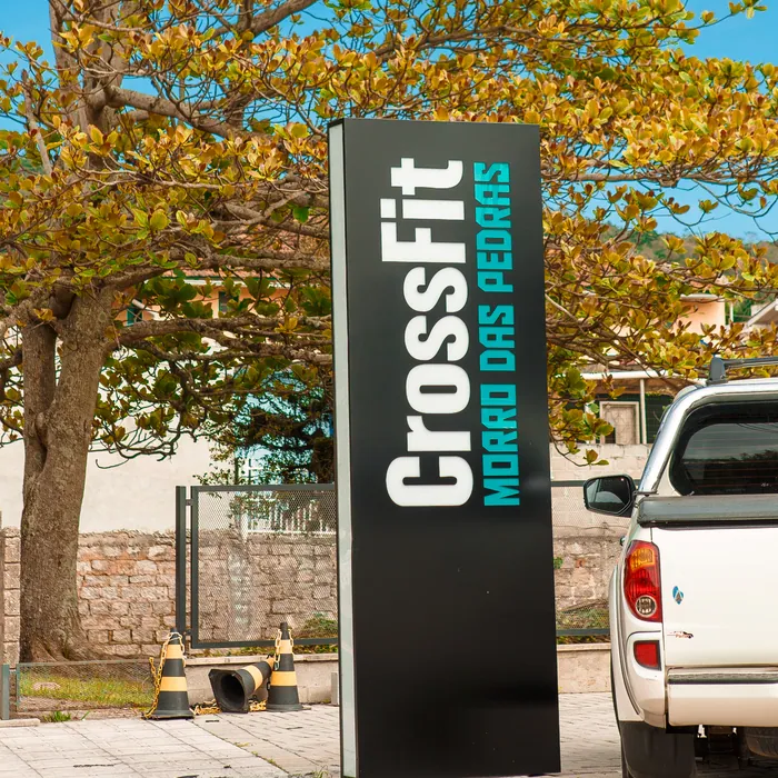 Totem de identificação na entrada do CrossFit Morro das Pedras, no sul da Ilha.