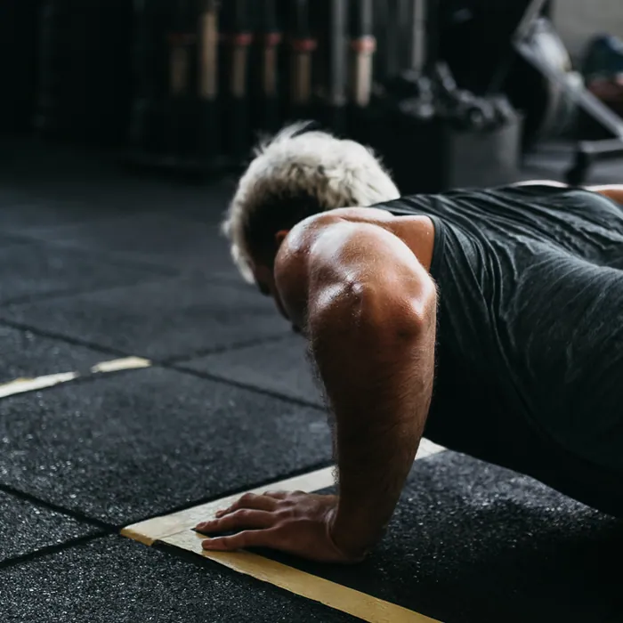 Aluno treinando no CrossFit Morro das Pedras, onde os treinos são adaptados a cada ritmo.