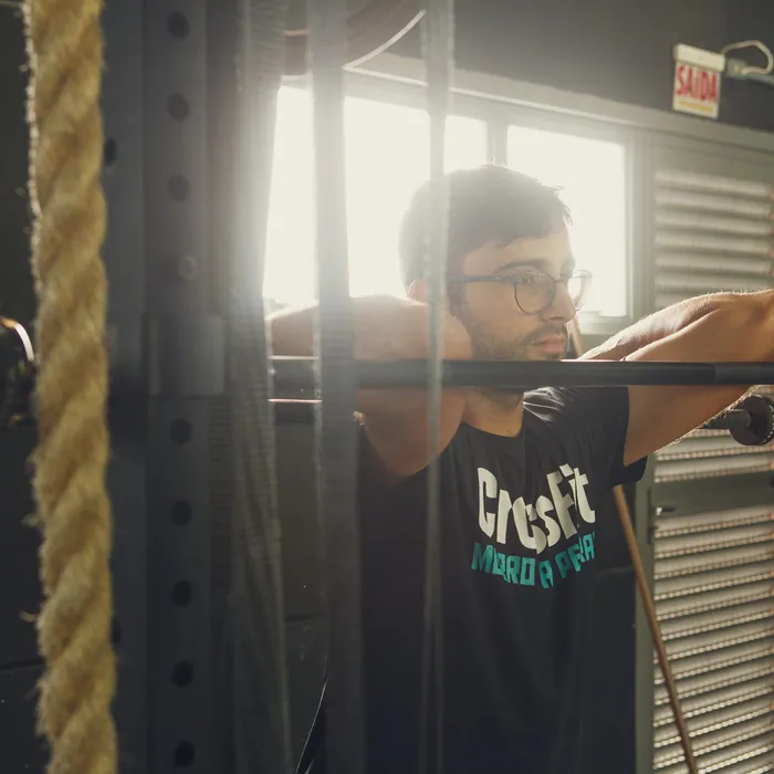 Aluno posicionando a barra durante treino de CrossFit no Morro das Pedras.