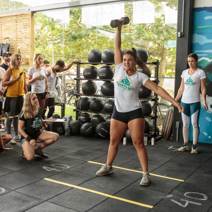 Aluna treinando levantamento com halter no CrossFit Morro das Pedras.