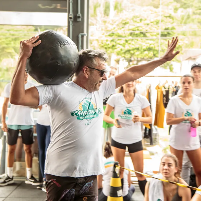 Aluno treinando com carga em aula de CrossFit no Morro das Pedras, Florianópolis.
