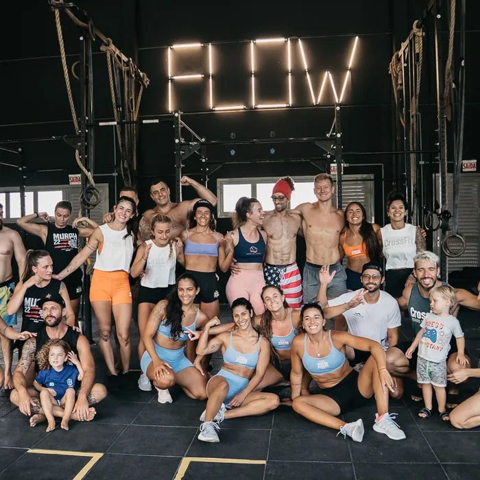 Turma do CrossFit Morro das Pedras reunida no box após o treino, em Florianópolis.